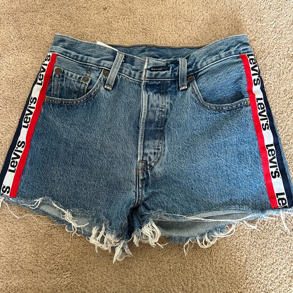 Adorable rare red white and blue Levi’s jean shorts 501 size 0